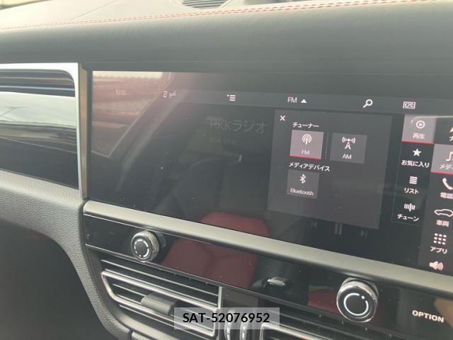 Porsche MACAN 2023-02 7251913-25