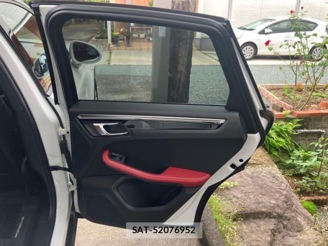 Porsche MACAN 2023-02 7251913-6