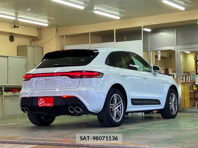 Porsche MACAN 2022-12 7329355-2