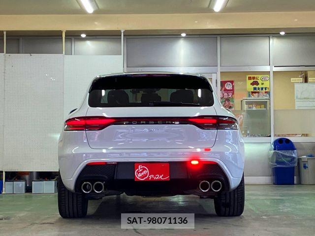 Porsche MACAN 2022-12 7329355-4