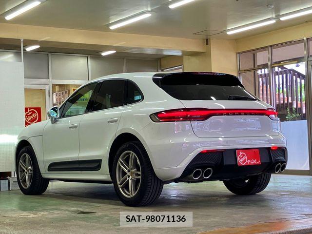 Porsche MACAN 2022-12 7329355-5