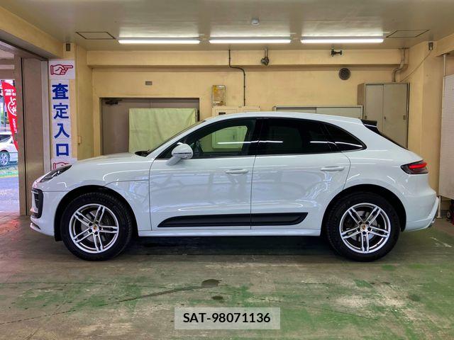 Porsche MACAN 2022-12 7329355-6