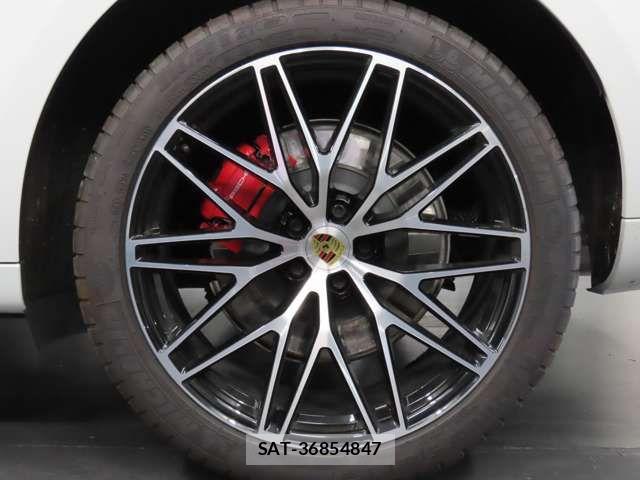 Porsche MACAN 2022-04 7393542-11