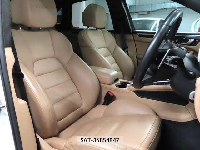 Porsche MACAN 2022-04 7393542-13