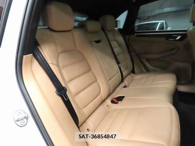 Porsche MACAN 2022-04 7393542-15