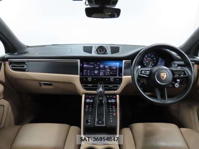 Porsche MACAN 2022-04 7393542-18
