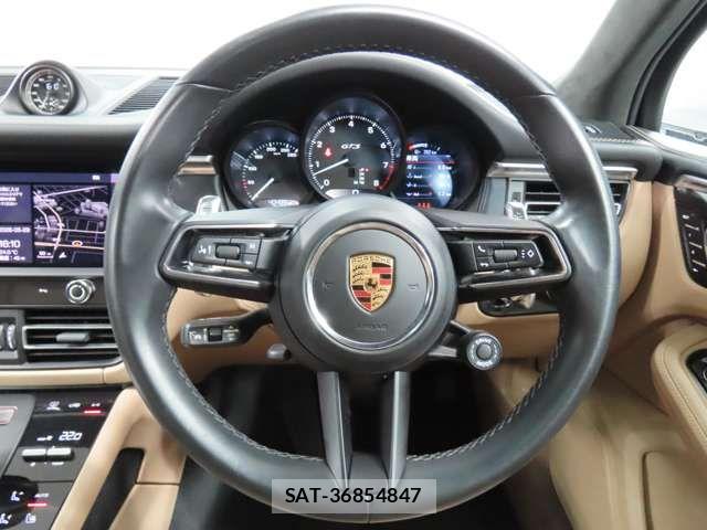 Porsche MACAN 2022-04 7393542-19