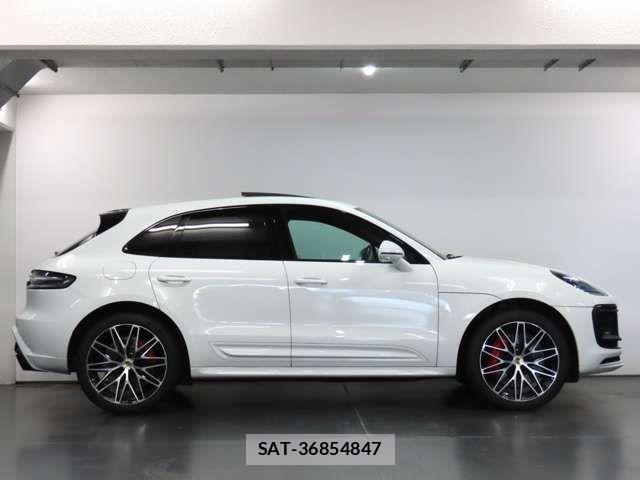 Porsche MACAN 2022-04 7393542-3