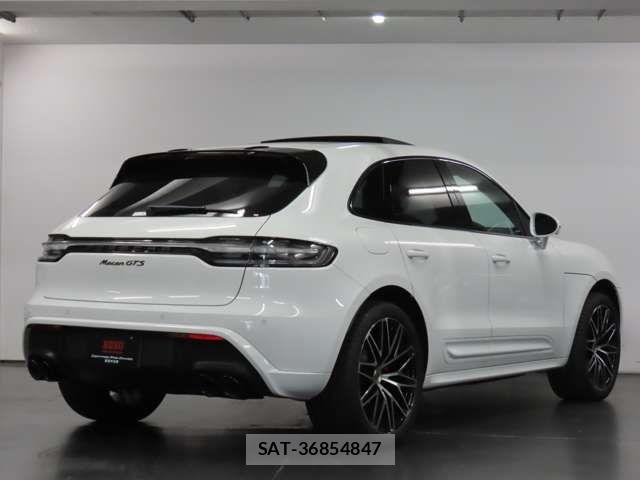 Porsche MACAN 2022-04 7393542-5