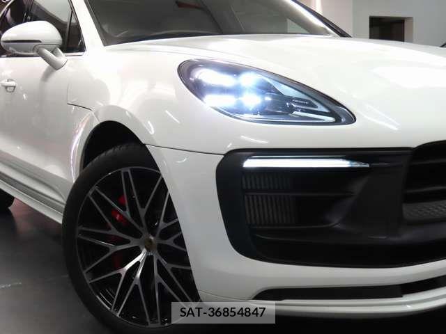Porsche MACAN 2022-04 7393542-7
