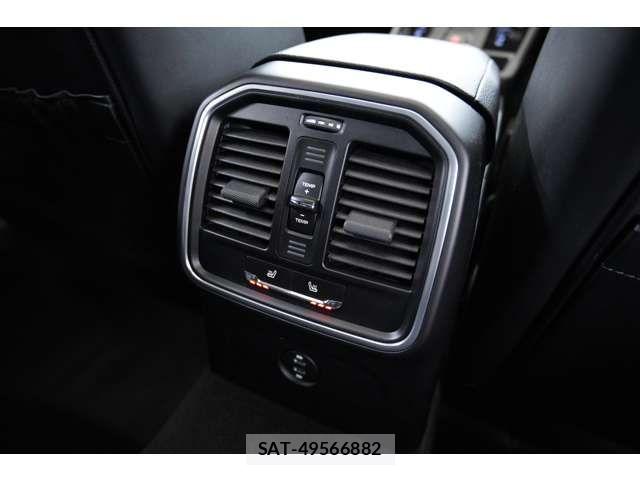 Porsche MACAN 2023-07 7509695-6