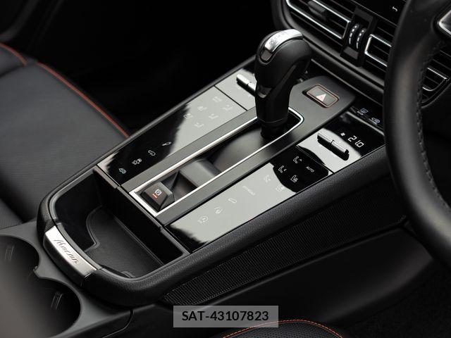 Porsche MACAN 2023-08 7502237-17