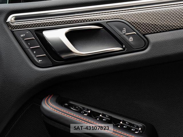 Porsche MACAN 2023-08 7502237-18