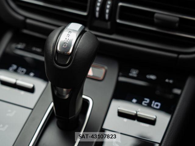 Porsche MACAN 2023-08 7502237-22