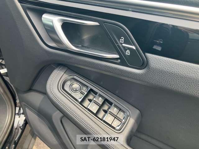 Porsche MACAN 2023-03 7619184-9