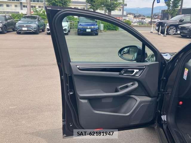 Porsche MACAN 2023-03 7619184-13