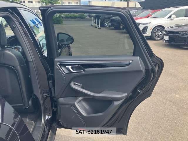 Porsche MACAN 2023-03 7619184-16