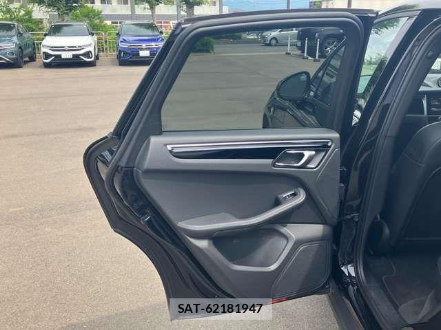Porsche MACAN 2023-03 7619184-19