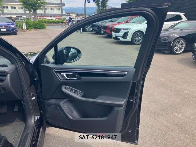 Porsche MACAN 2023-03 7619184-8