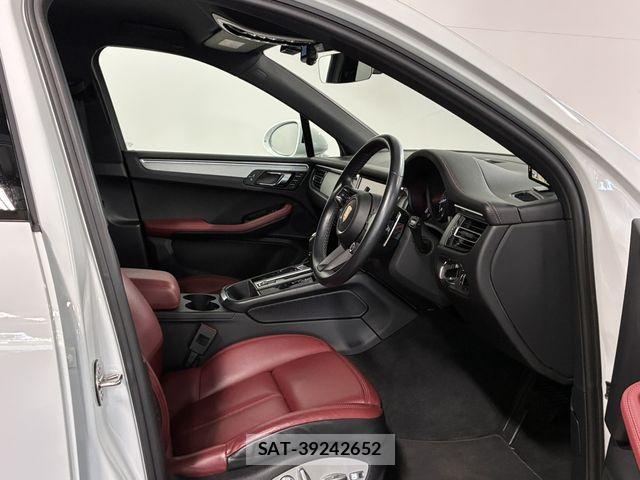 Porsche MACAN 2022-02 7727212-1