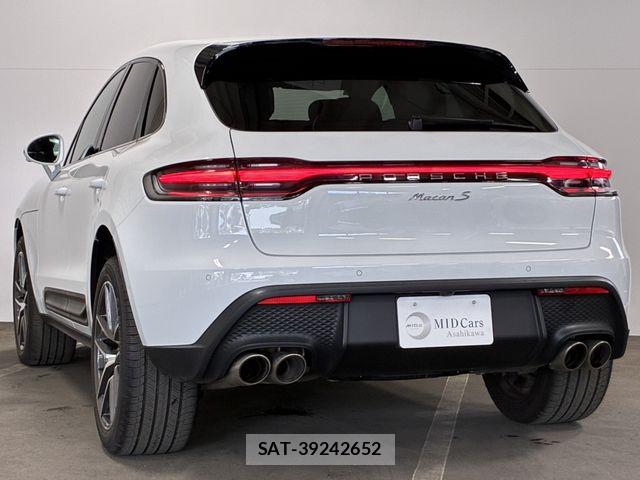 Porsche MACAN 2022-02 7727212-2