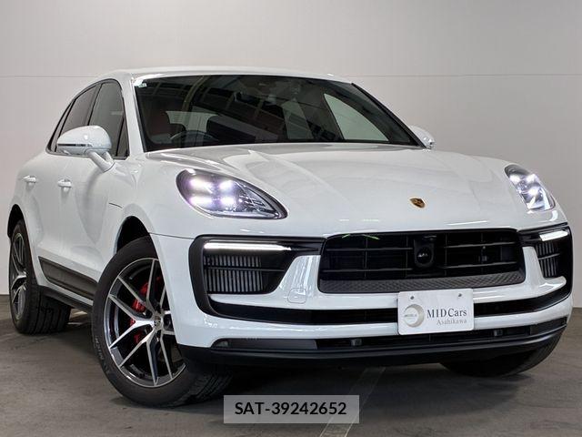 Porsche MACAN 2022-02 7727212-4