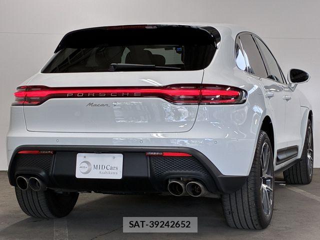 Porsche MACAN 2022-02 7727212-6