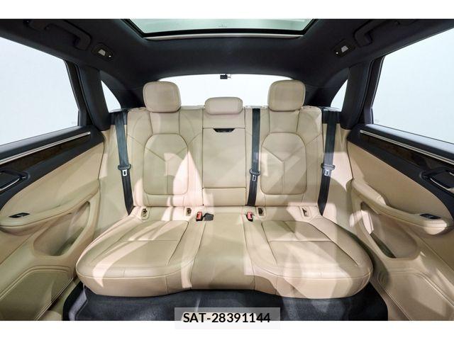 Porsche MACAN 2024-01 7727214-21