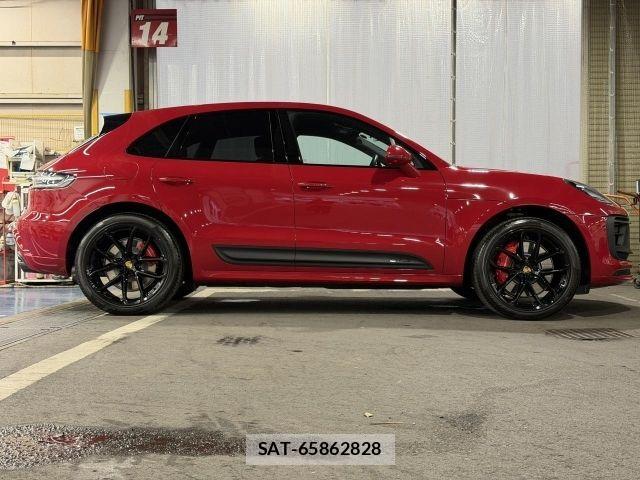 Porsche MACAN 2022-03 8037610-24