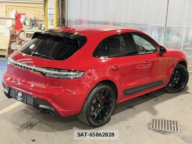 Porsche MACAN 2022-03 8037610-28
