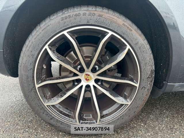 Porsche MACAN 2021-06 8075125-9
