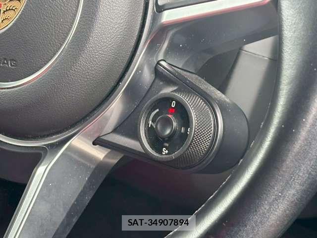 Porsche MACAN 2021-06 8075125-3