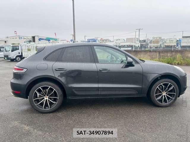 Porsche MACAN 2021-06 8075125-8