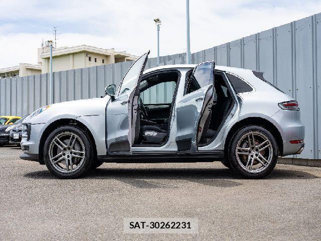 Porsche MACAN 2019-06 8075126-27