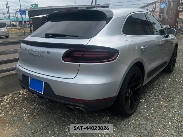 Porsche MACAN 2015-07 8101210-4