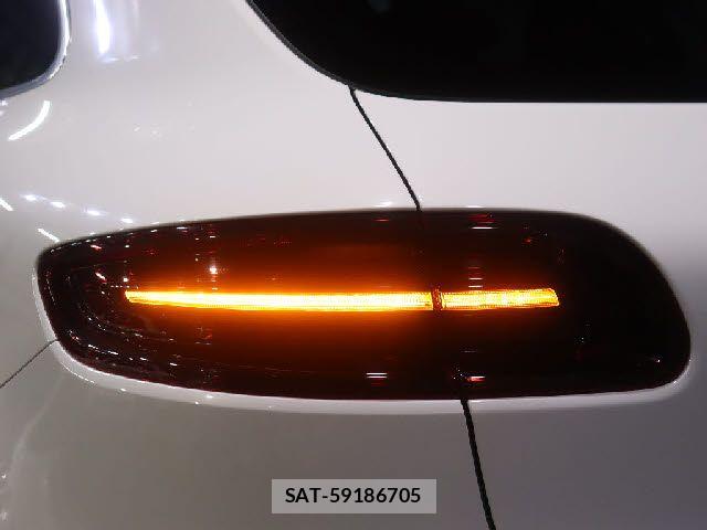 Porsche MACAN 2017-09 8101207-24