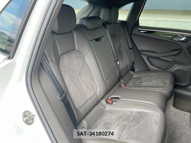 Porsche MACAN 2018-03 8101206-9