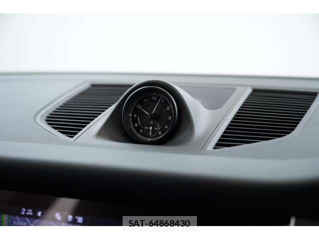 Porsche MACAN 2023-09 8231303-3
