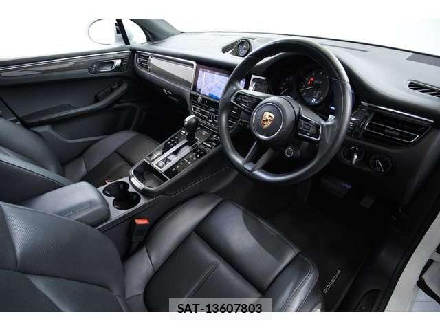 Porsche MACAN 2023-08 8231302-11