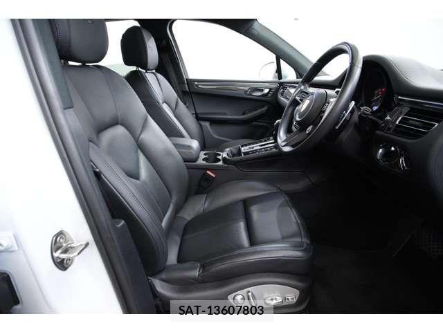 Porsche MACAN 2023-08 8231302-12
