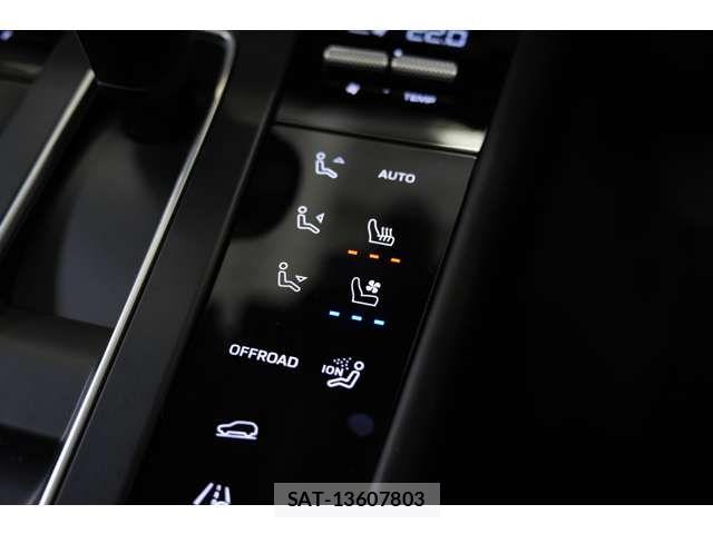 Porsche MACAN 2023-08 8231302-4
