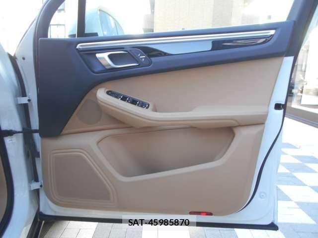 Porsche MACAN 2018-03 8316393-11