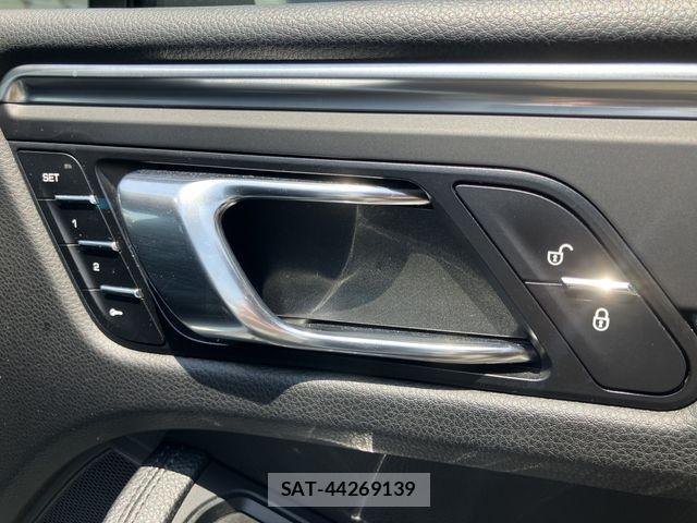 Porsche MACAN 2017-07 8316394-16