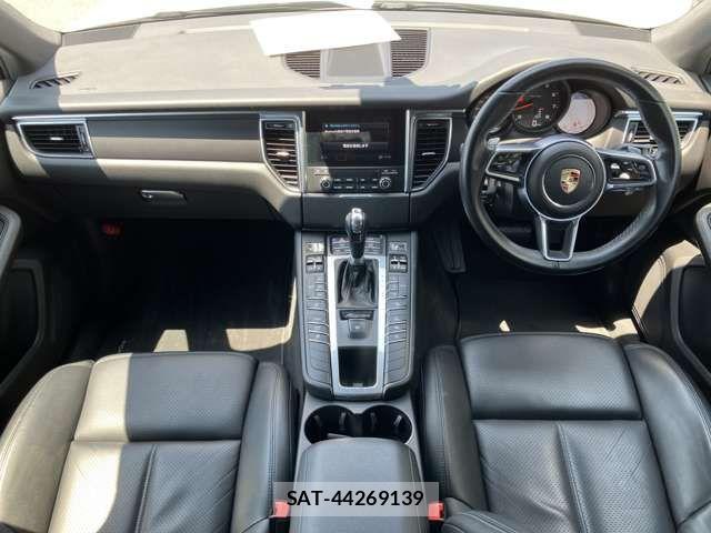 Porsche MACAN 2017-07 8316394-1