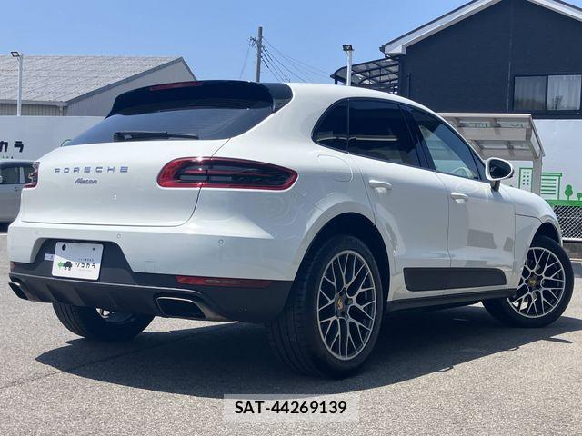 Porsche MACAN 2017-07 8316394-24