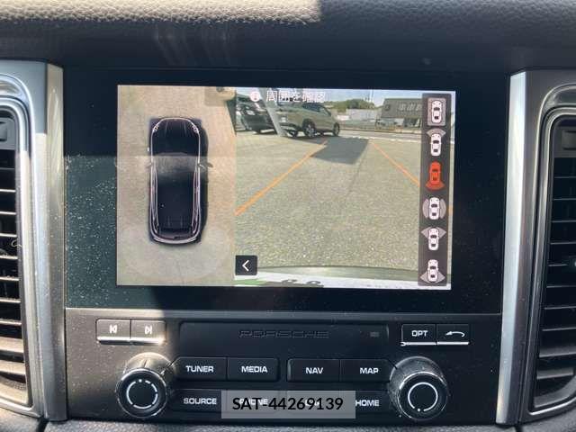 Porsche MACAN 2017-07 8316394-3