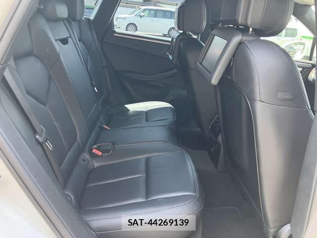 Porsche MACAN 2017-07 8316394-8