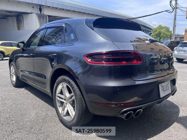 Porsche MACAN 2017-09 8316396-9