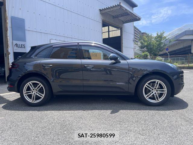 Porsche MACAN 2017-09 8316396-4