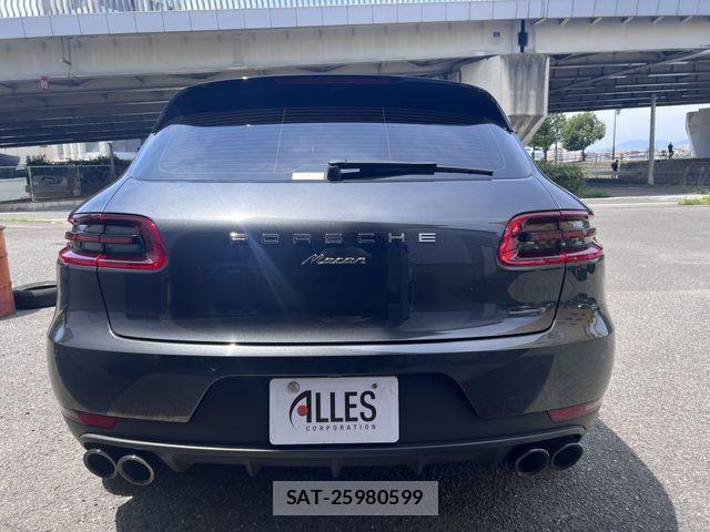 Porsche MACAN 2017-09 8316396-8